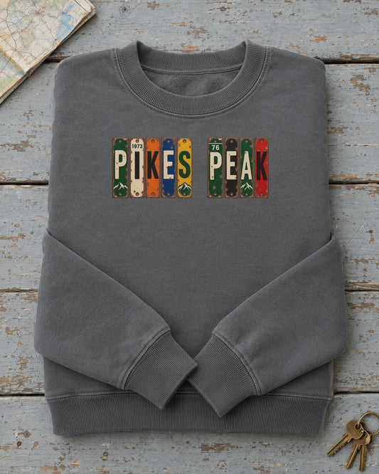 Pikes Peak, Colorado vintage license plate sweatshirt in Pepper