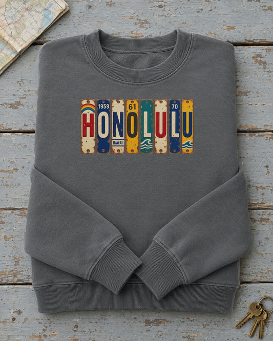Honolulu, Hawaii vintage license plate sweatshirt in Pepper