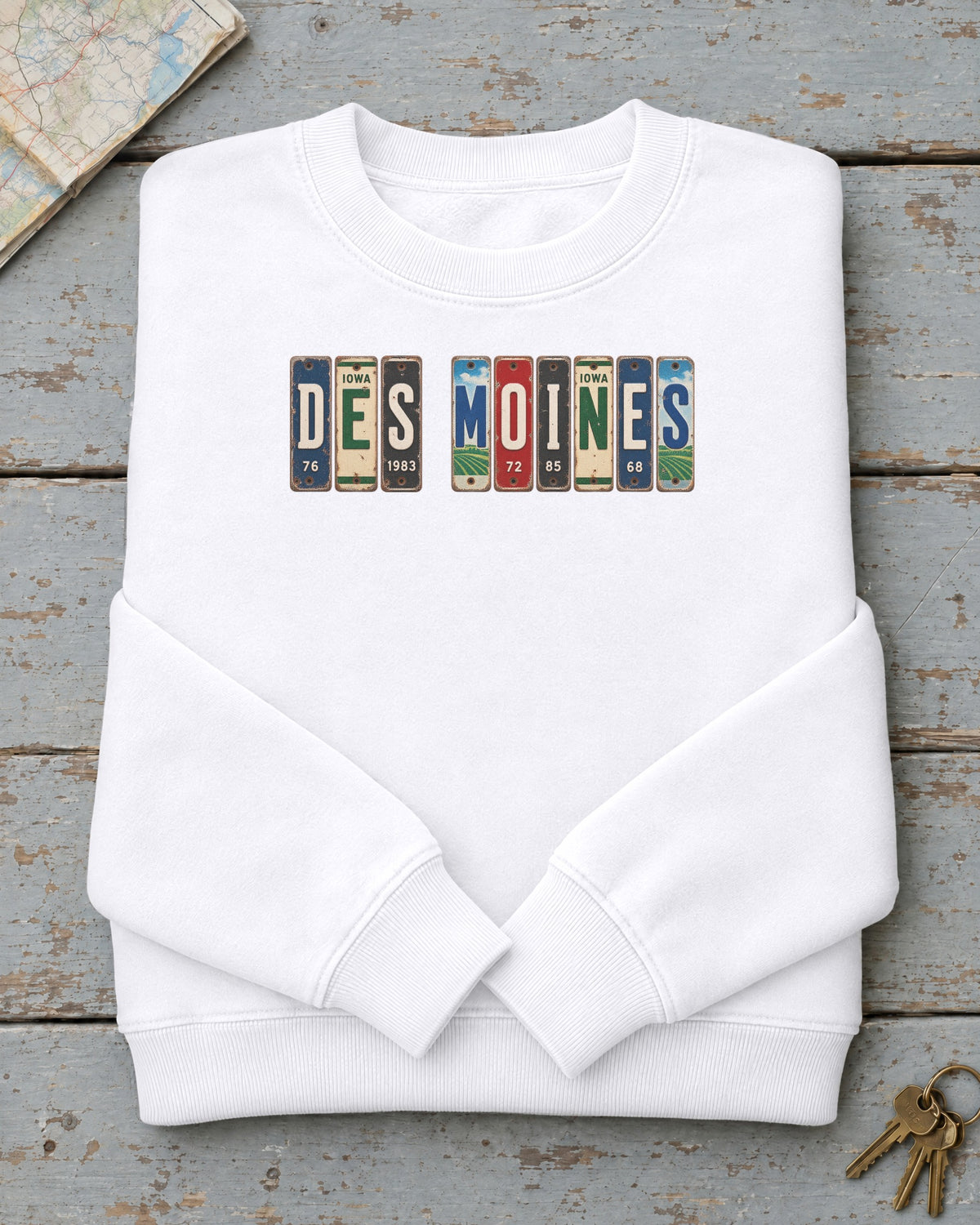 Des Moines, Iowa vintage license plate sweatshirt in White