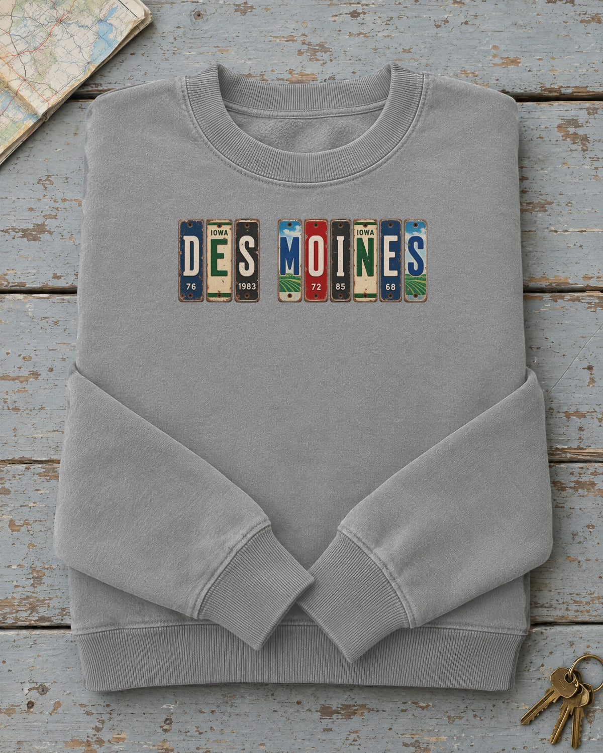 Des Moines, Iowa vintage license plate sweatshirt in Grey
