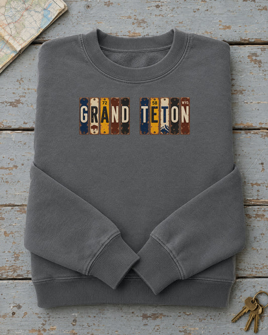 Grand Teton, Wyoming vintage license plate sweatshirt in Pepper