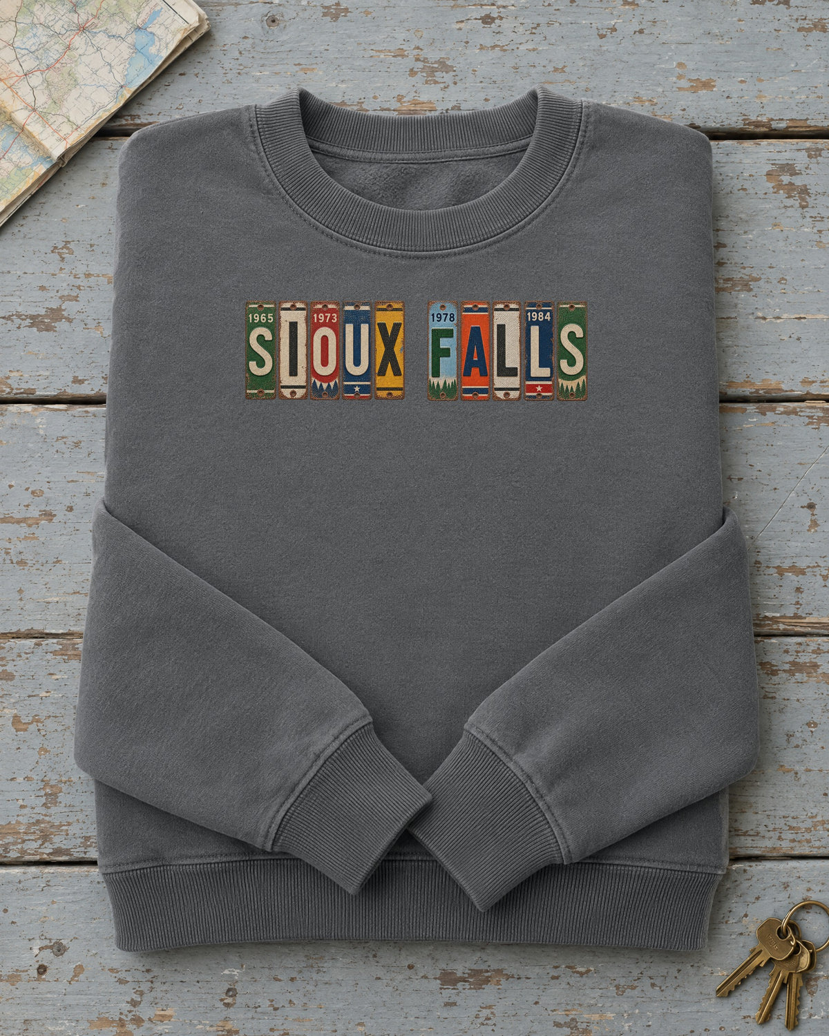 Sioux Falls, South Dakota vintage license plate sweatshirt in Pepper