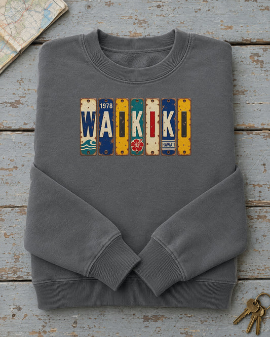 Waikiki, Hawaii vintage license plate sweatshirt in Pepper