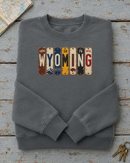 Wyoming vintage license plate sweatshirt in Pepper