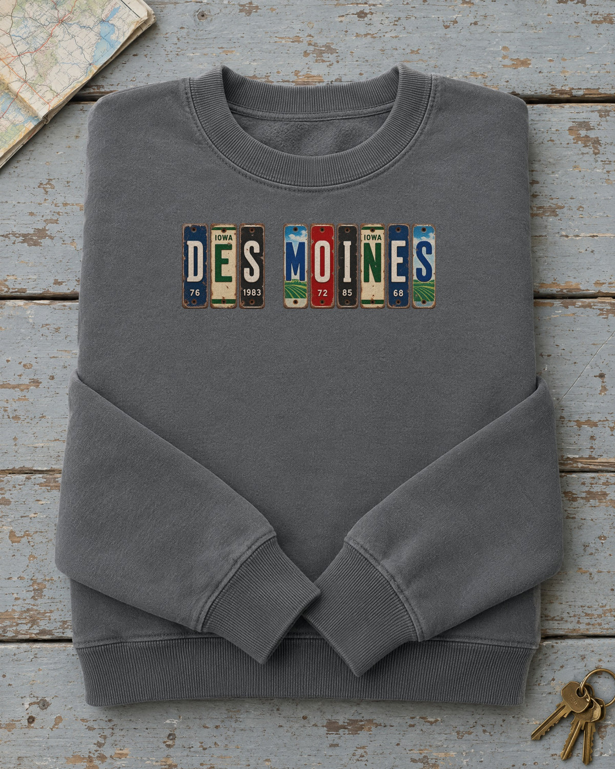 Des Moines, Iowa vintage license plate sweatshirt in Pepper